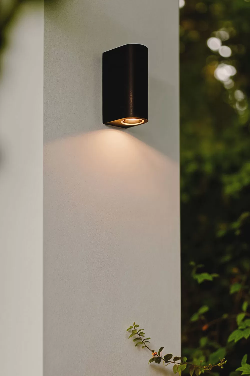 Applique nera da esterno con luce calda, ideale per decorare il portico e creare un'atmosfera accogliente