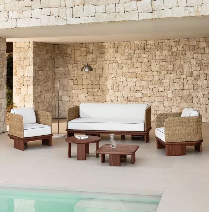 Portico moderno con set di mobili da esterno in rattan e legno accanto a una piscina