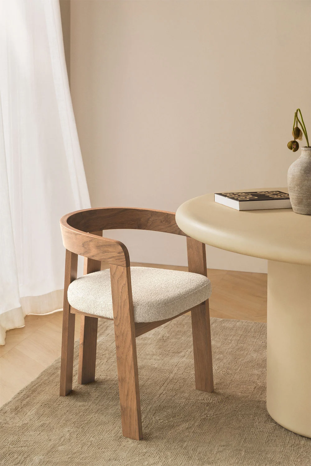 Sedia di design in un'affascinante sala da pranzo moderna, che combina legno caldo e morbide texture in un ambiente luminoso