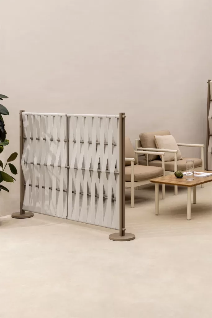Espacio chill out con biombo moderno en tonos neutros, perfecto para delimitar zonas de relax y aportar intimidad con estilo.