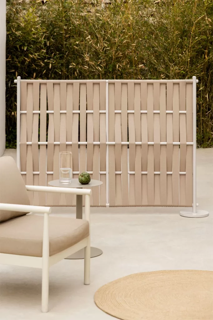Biombo decorativo en tonos beige para terrazas chill out, ideal para crear privacidad sin perder luminosidad en espacios exteriores relajantes.