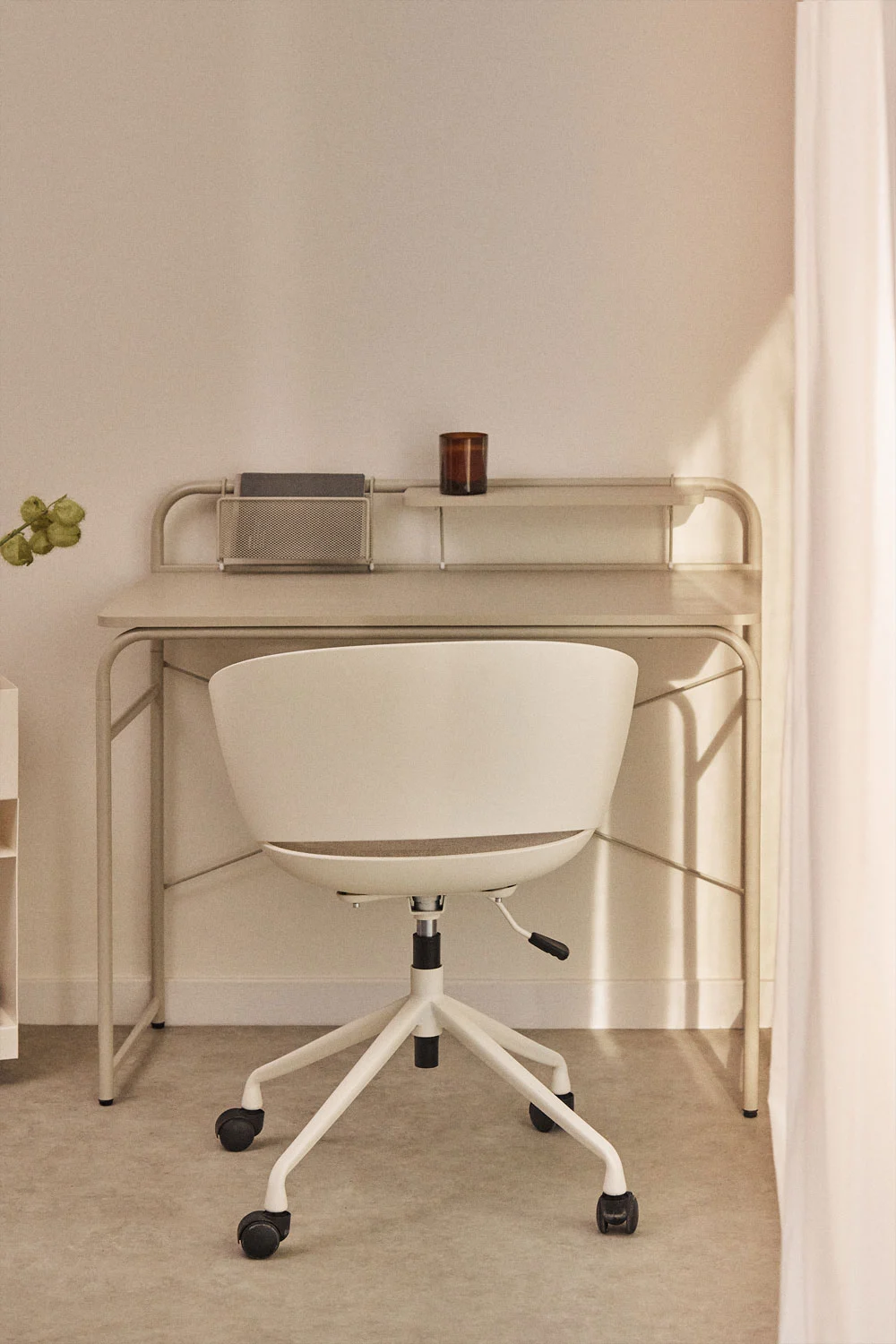 Escritorio compacto con altura ideal para estudio en casa, adaptado a silla giratoria ergonómica blanca