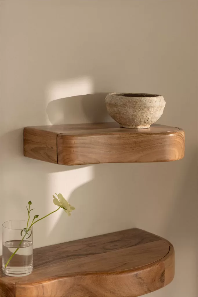 Mensole sospese in legno per decorare corridoi stretti, che massimizzano lo spazio e lo mantengono libero.