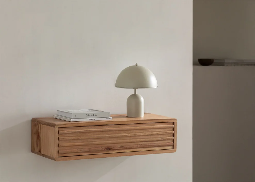 Piccolo arredo moderno per corridoio con consolle in legno sospesa e lampada da tavolo di design.