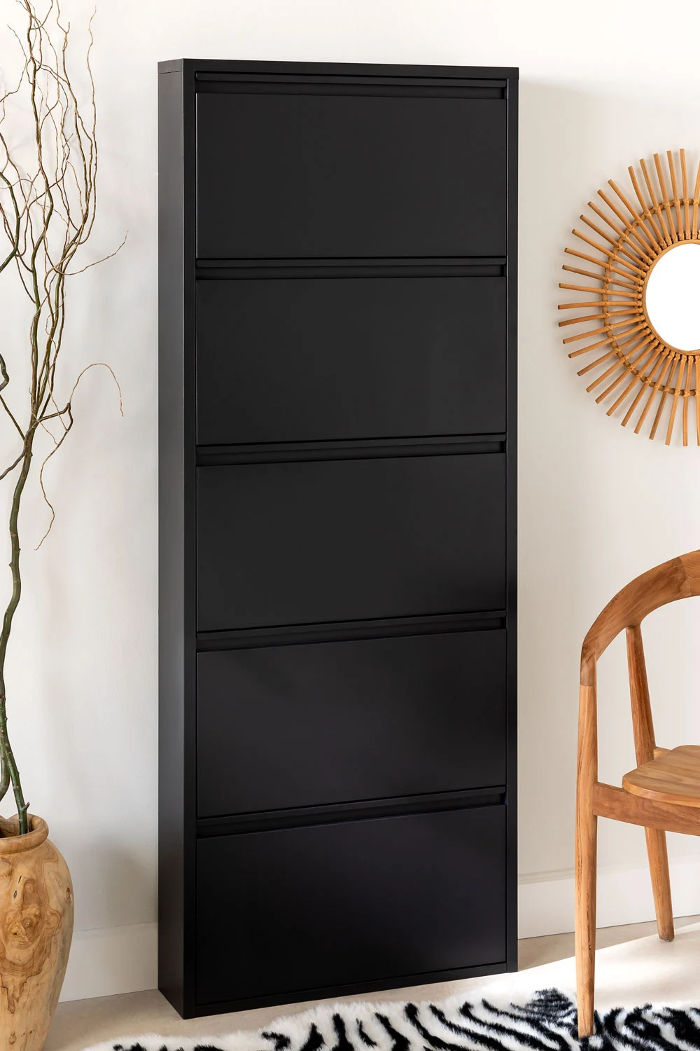 Arredo per ingresso moderno con alta scarpiera nera in stile contemporaneo e funzionale.