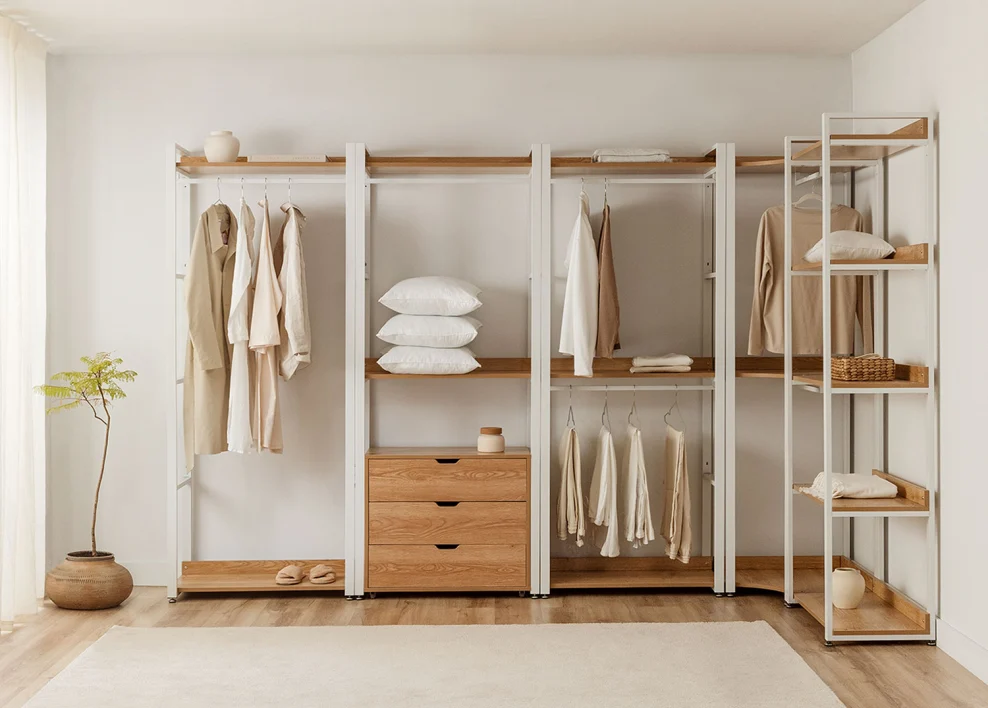Cómo organizar un armario minimalista con espacio para prendas seleccionadas y decoración natural
