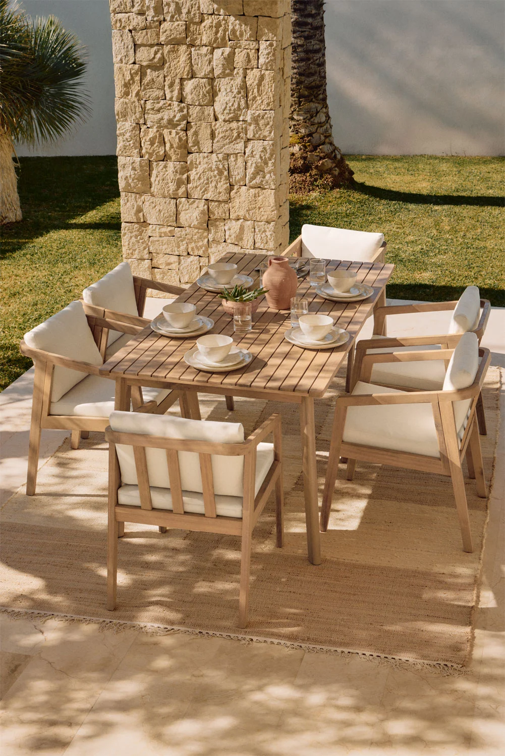 Elegante área de jantar ao ar livre em um terraço de cobertura, ideal para uma decoração charmosa que combina funcionalidade e estilo natural.