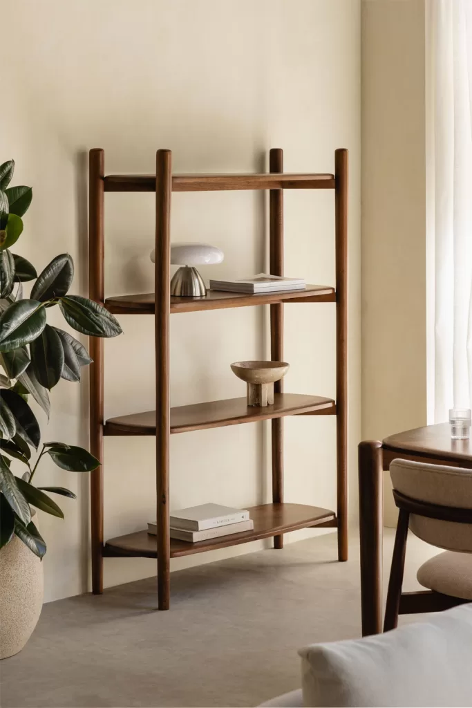 Étagère en bois avec lampe et objets subtilement éclairés, montrant une décoration d'étagère avec un éclairage d'ambiance