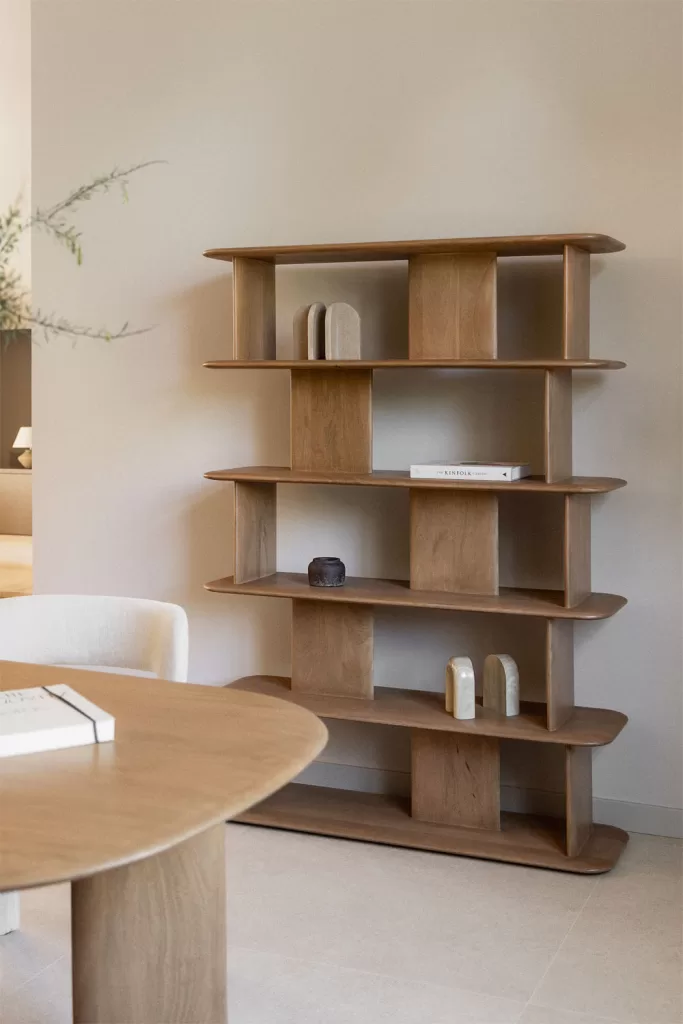 Étagères ouvertes en bois utilisées comme séparateur de pièce dans un espace ouvert, exemple de décoration d'étagères comme élément architectural