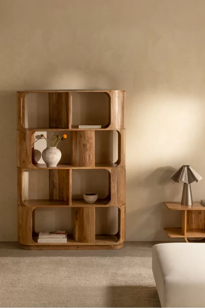 Étagère modulable en bois avec un vase de fleurs séchées et des livres minimalistes pour un design d'étagère avec une touche verte.