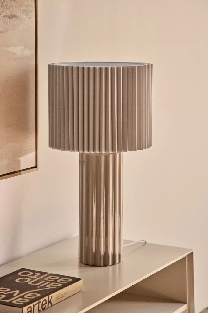 Dekorative Konsolenlampe in neutralen Tönen, ideal für die Dekoration einer kleinen Wohnung mit mehrschichtiger Beleuchtung