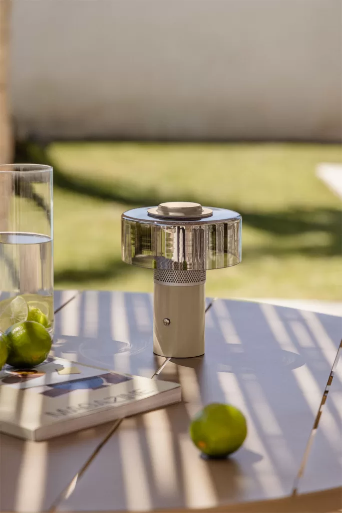 Lampe portable pour l'éclairage de petite terrasse sans câbles ni installation