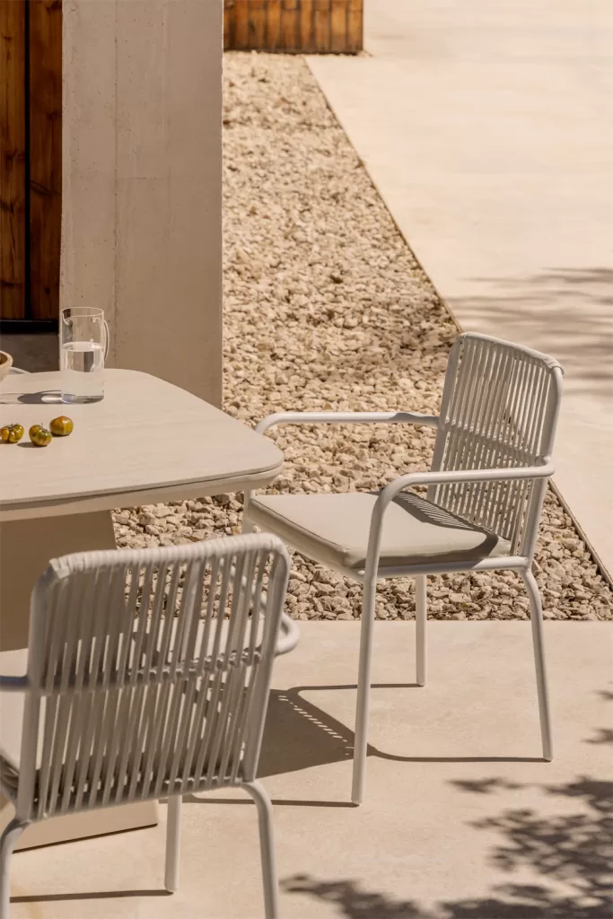 Espace repas extérieur sur une grande terrasse, un exemple de comment décorer de grandes terrasses en alliant fonctionnalité et design moderne.