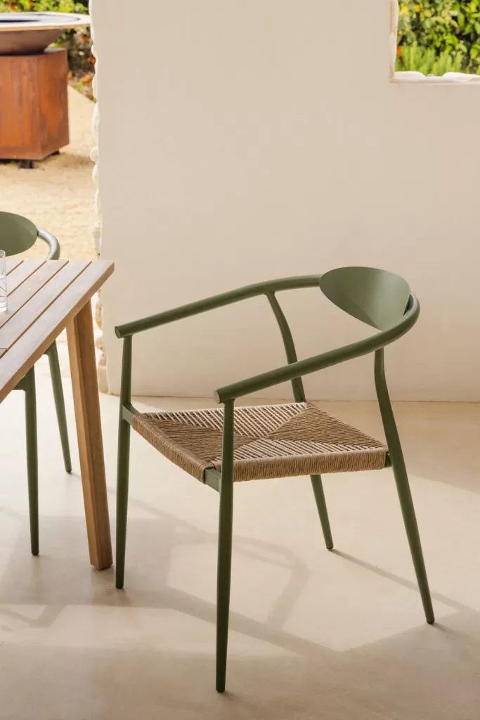 Chaise de jardin Marsha au design naturel, avec un cadre vert olive et un siège en corde tressée, sur un charmant porche rustique.