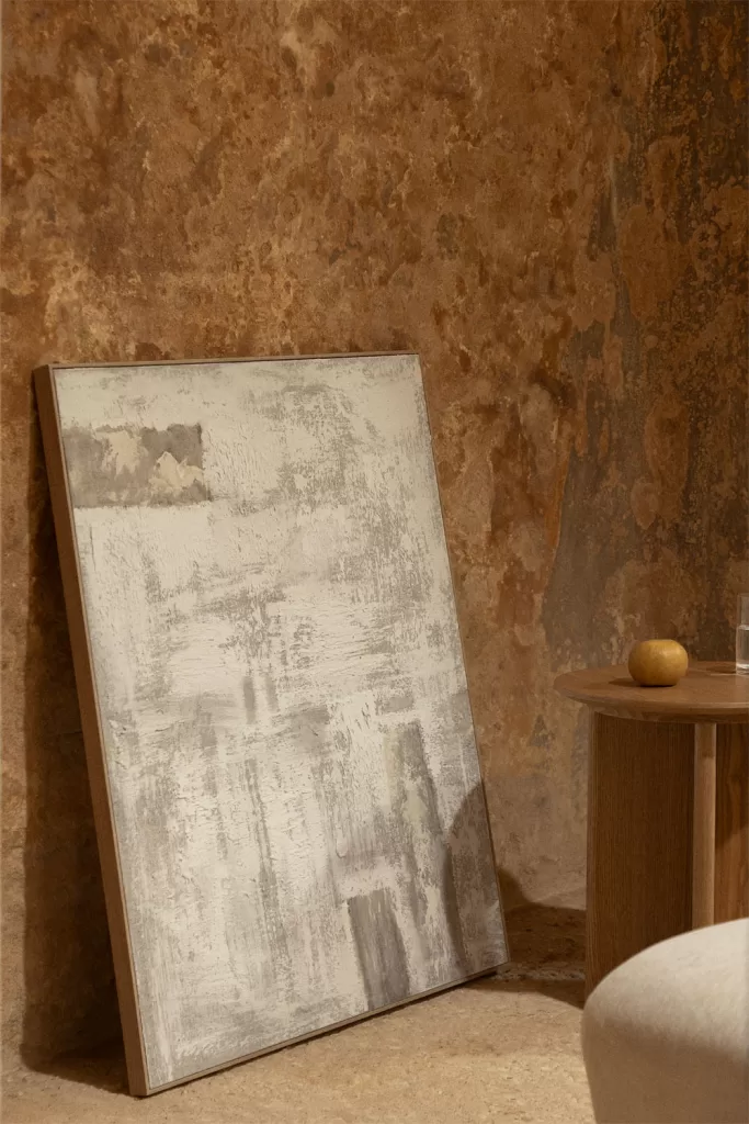 Decoração de sala de estar em cinza e bege com uma grande pintura abstrata como ponto focal artístico