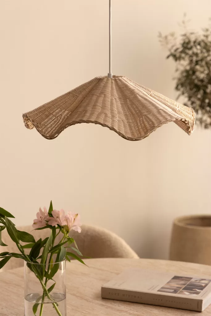 Sala de estar em tons de cinza e bege com pendente de fibra natural, dando um toque orgânico e aconchegante à decoração