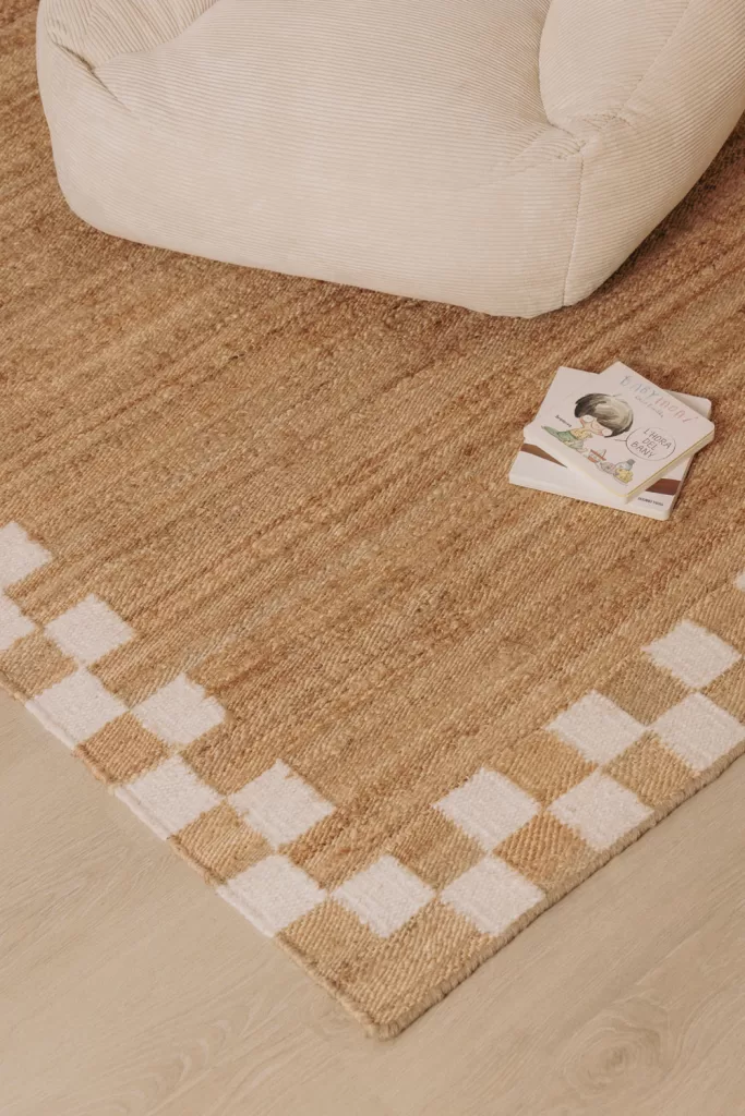 Tapis pour enfants dans la décoration de la chambre de bébé comme espace de jeu