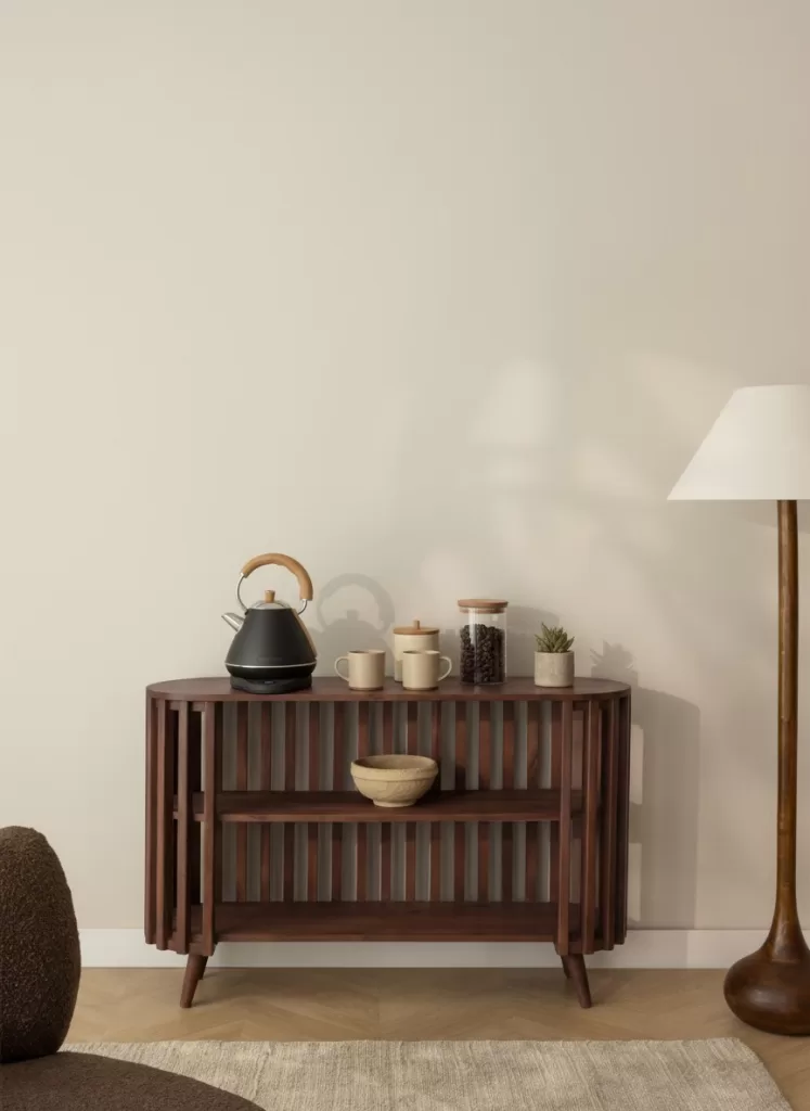 Aparador de madera oscura con set de café y lámpara, idea elegante para decorar un rincón para el café