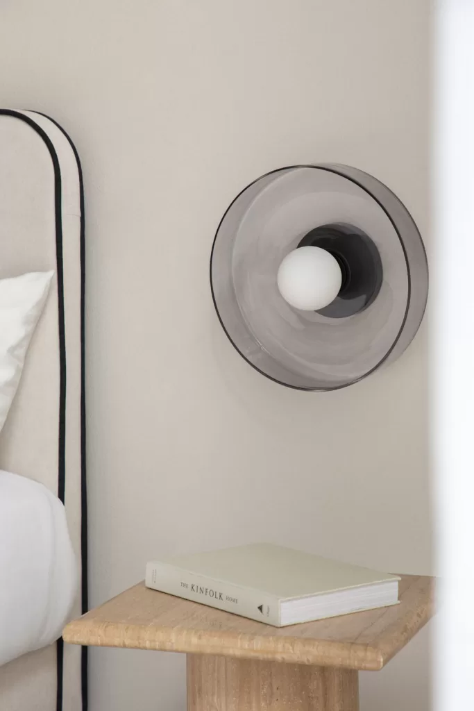 Éclairage d'appoint stratégique avec lampe de chevet dans une chambre verte et grise