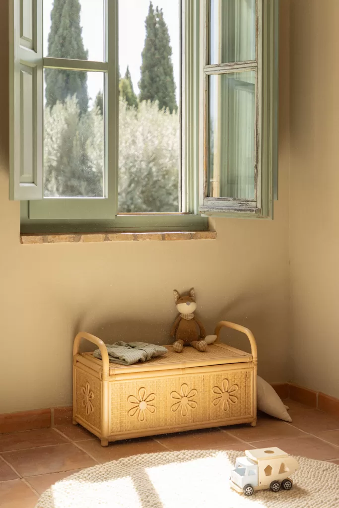 Coffre à jouets bas en bois au décor Montessori pour chambre de bébé