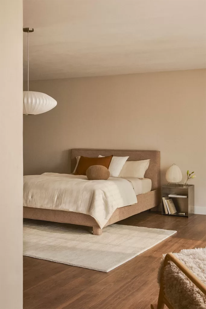 Ein kleines Schlafzimmer für Paare mit Kleiderschrank, beleuchtet mit Lampen und Umgebungslicht, um den Raum hervorzuheben