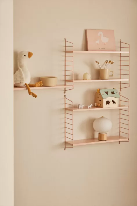 Étagère murale avec jouets et décorations pour enfants dans une chambre de bébé