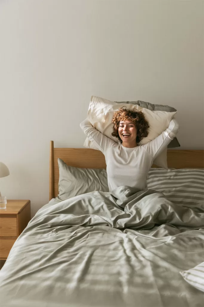 Textiles gris et verts superposés pour ajouter du confort et de la texture à une chambre verte et grise