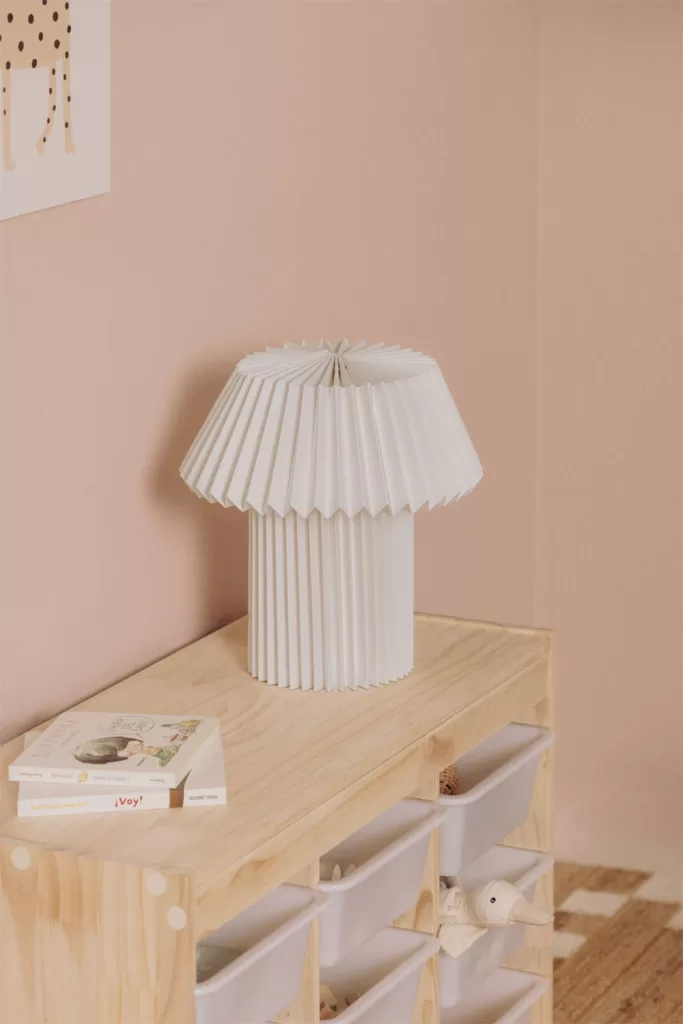 Lampe de table et rangement en bois en décoration de chambre de bébé