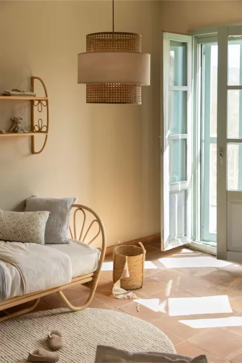 Décoration de chambre de bébé avec un lit bébé, des coussins et des paniers en osier