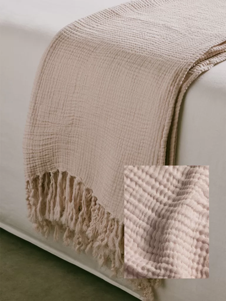 So kombinieren Sie ein grünes Sofa mit einer rosa Decke und Textilien in Rötönen für ein zartes und raffiniertes Dekor