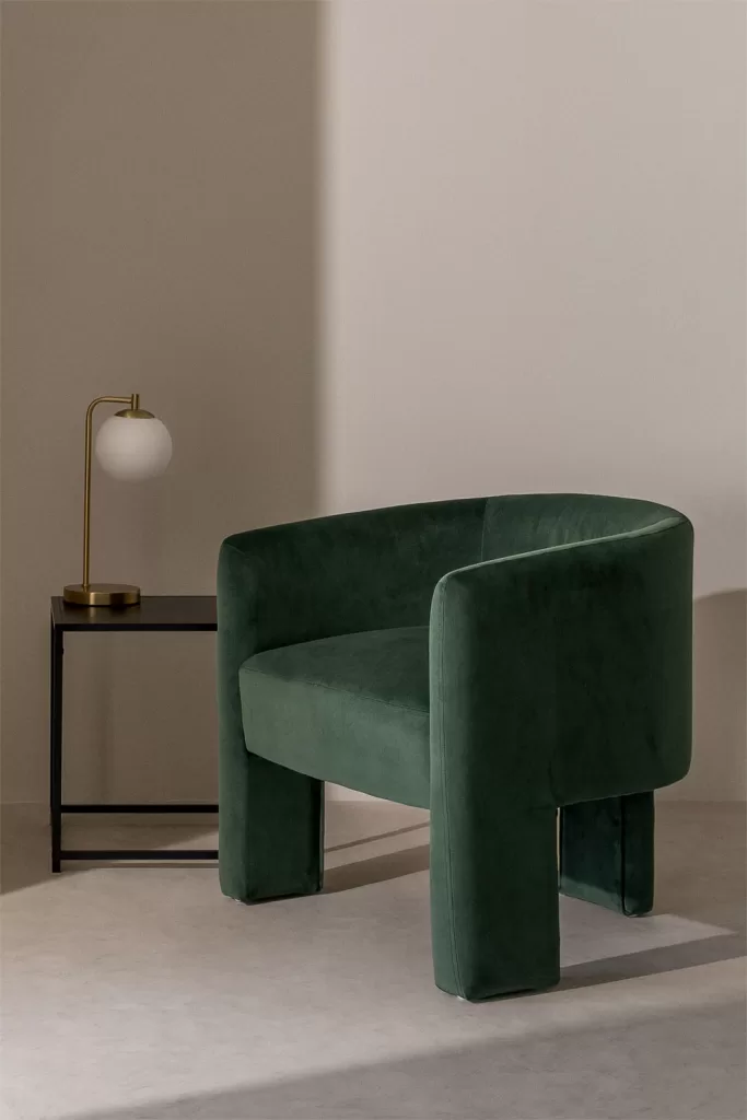 Fauteuil en velours vert créant un coin lecture et détente dans une chambre verte et grise