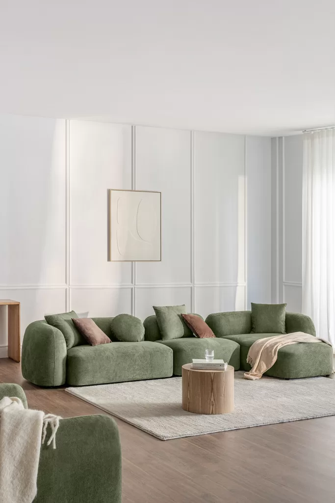 So kombinieren Sie ein grünes Sofa mit senffarbenen Kissen, Erdtönen und warmen Akzenten für ein lebendiges und modernes Wohnzimmer