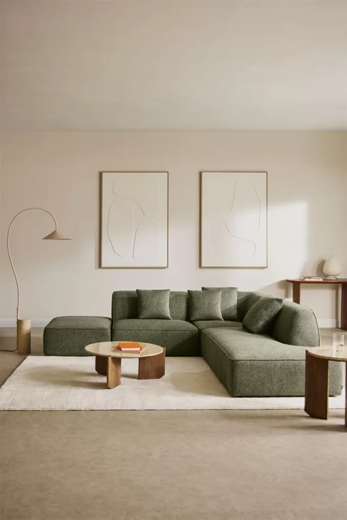 So kombinieren Sie ein grünes Sofa mit einem Beistelltisch und goldmetallischen Details für ein elegantes und anspruchsvolles Wohnzimmer