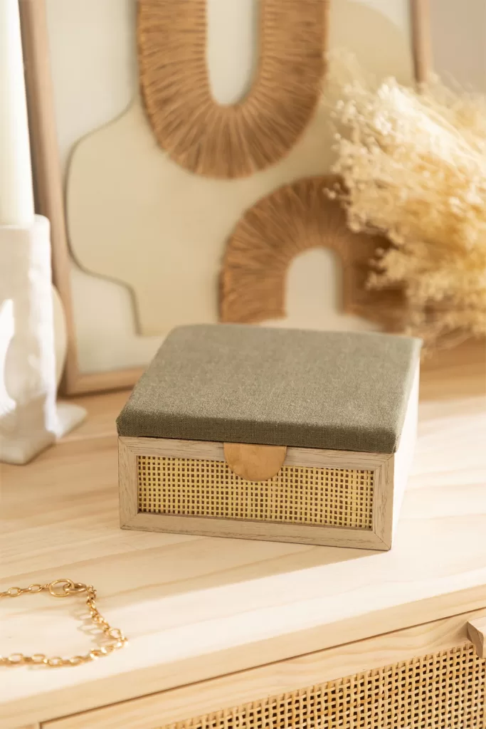 Caja decorativa en dormitorio feng shui para guardar dispositivos y reducir la energía activa