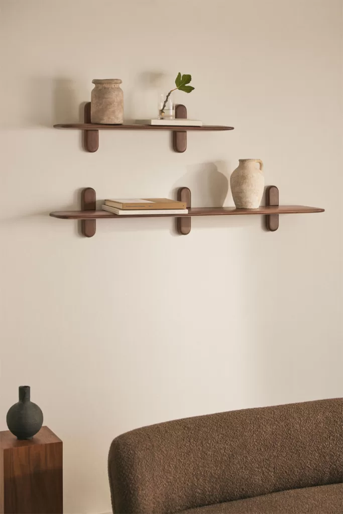 Étagères murales flottantes en bois décorant le mur de la tête de lit dans une chambre parentale au style minimaliste.