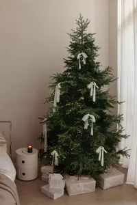 So schmücken Sie Ihren Weihnachtsbaum: 7 Ideen für ein zauberhaftes Design