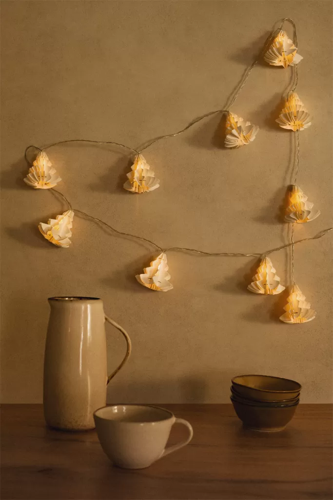 Luzes de Natal LED subtis sobre uma prateleira, integradas numa decoração natalícia de estilo nórdico e minimalista.