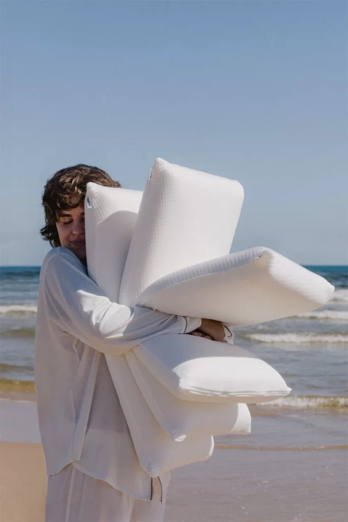 Disposition ordonnée des oreillers et coussins sur un lit