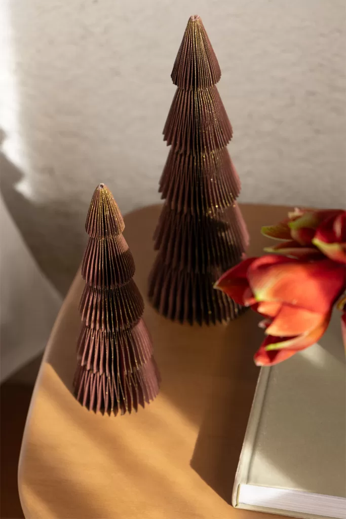 Sapins décoratifs en papier et bois formant un centre de table de Noël durable et minimaliste.