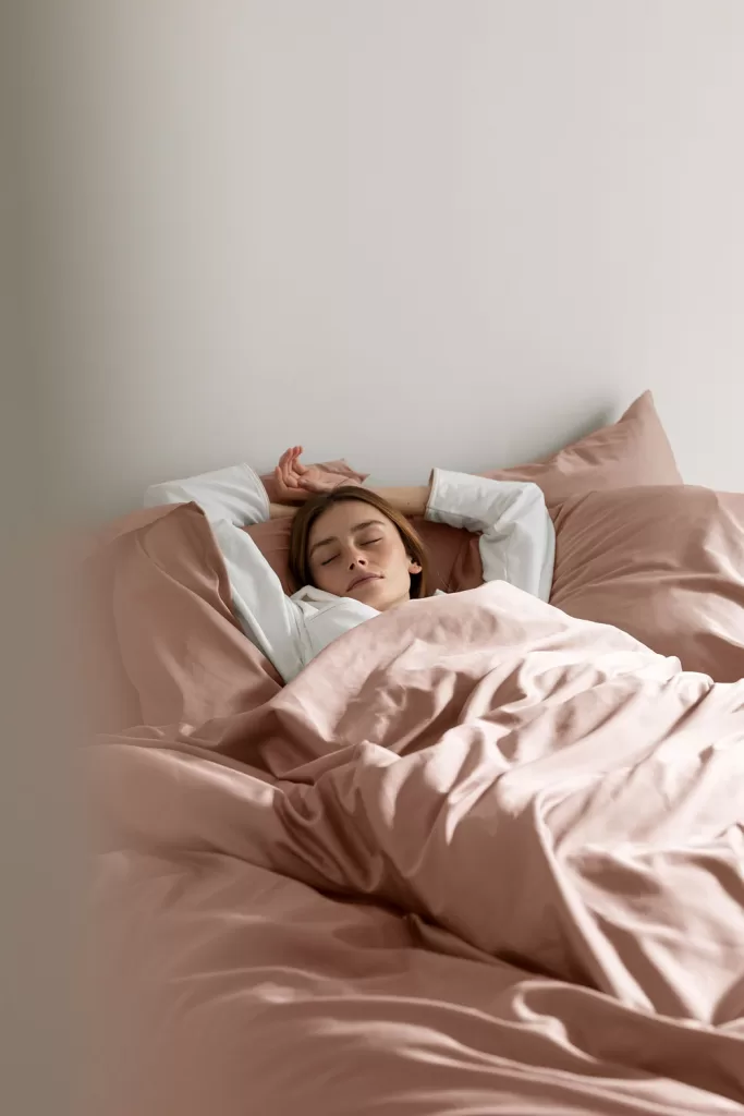 Lit avec housse de couette rose au volume gonflant effet nuage