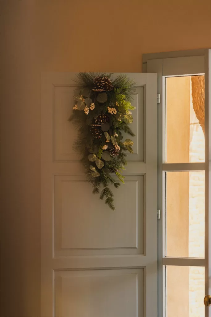 Décorez vos fenêtres à Noël avec une élégante guirlande verticale aux tons naturels et au design minimaliste.