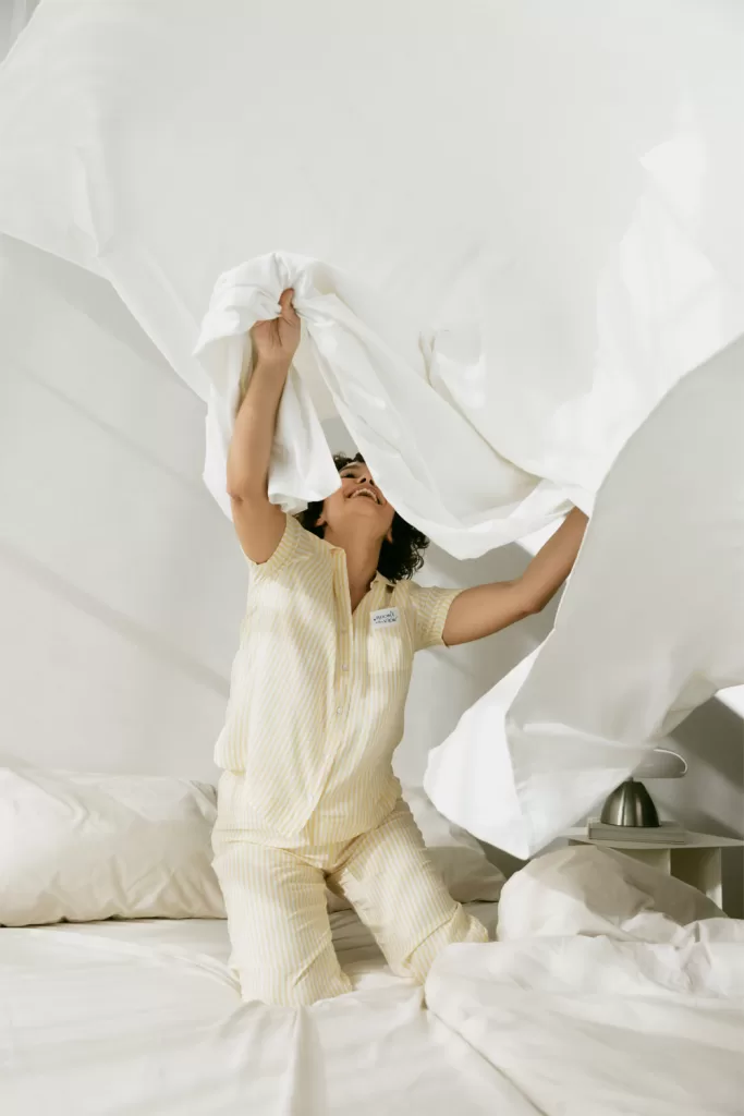 Draps blancs bien tendus et oreillers superposés pour un lit impeccable