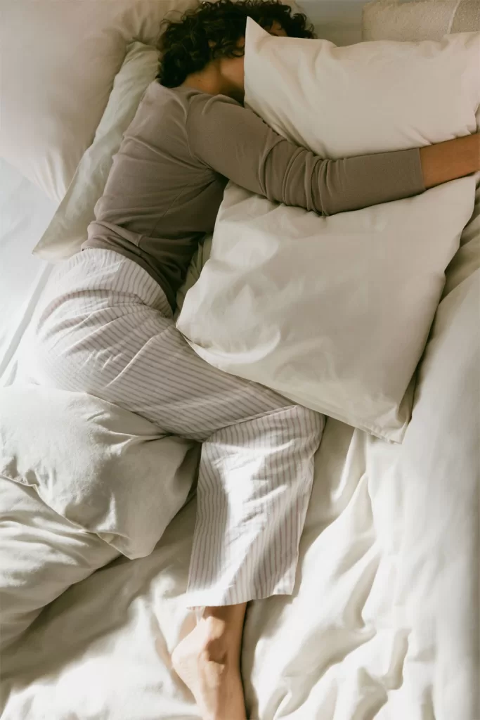 Linge de lit en lin froissé pour une ambiance naturelle et Wabi-Sabi