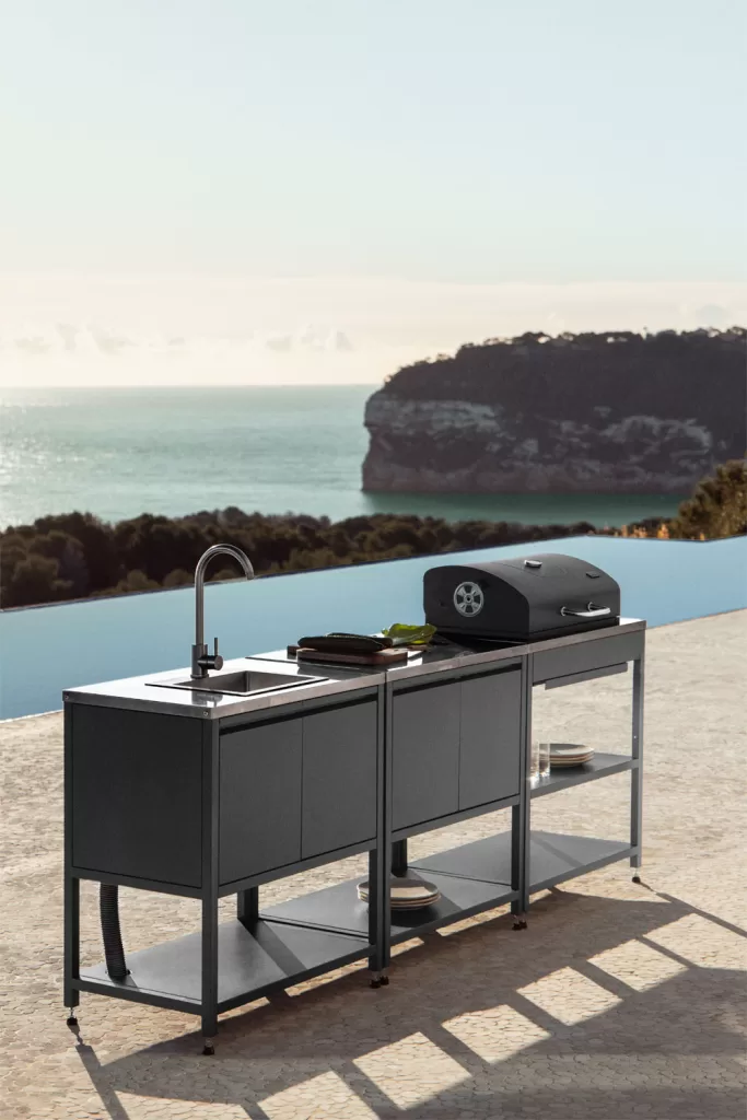 Cocina modular gris con fregadero y parrilla integrada en porche con cocina exterior minimalista