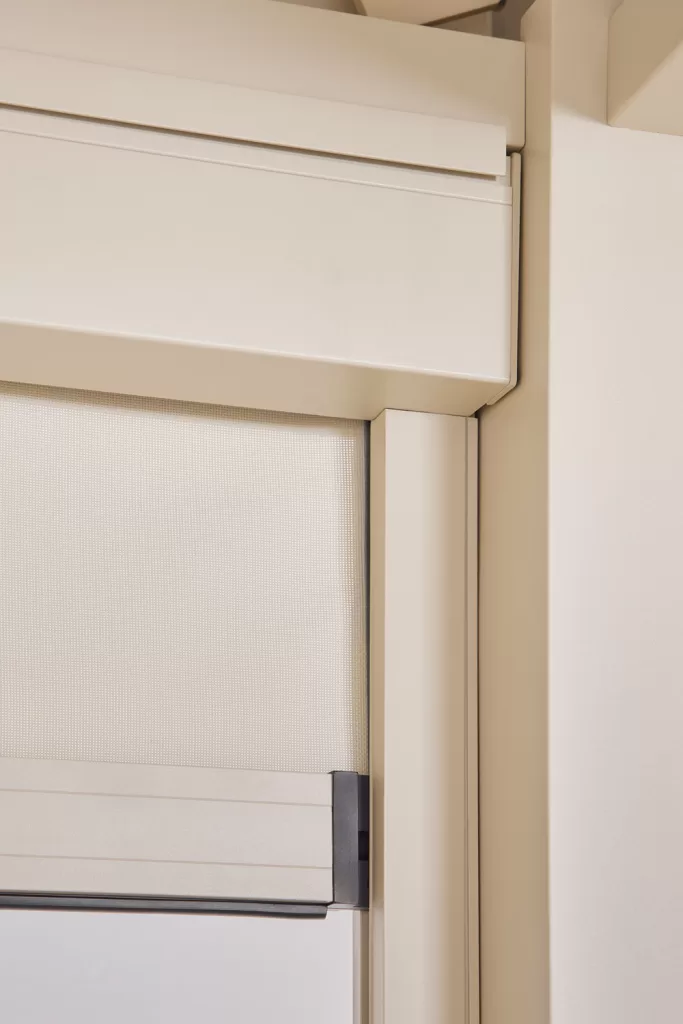 Detalhe de uma pérgola bioclimática em alumínio bege, durável e de baixa manutenção.