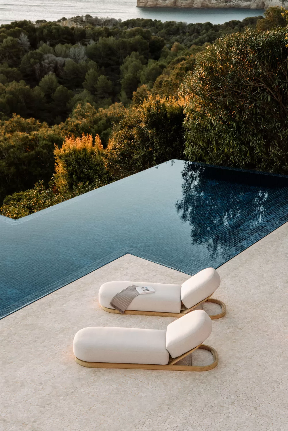 Portada - jardines con piscina