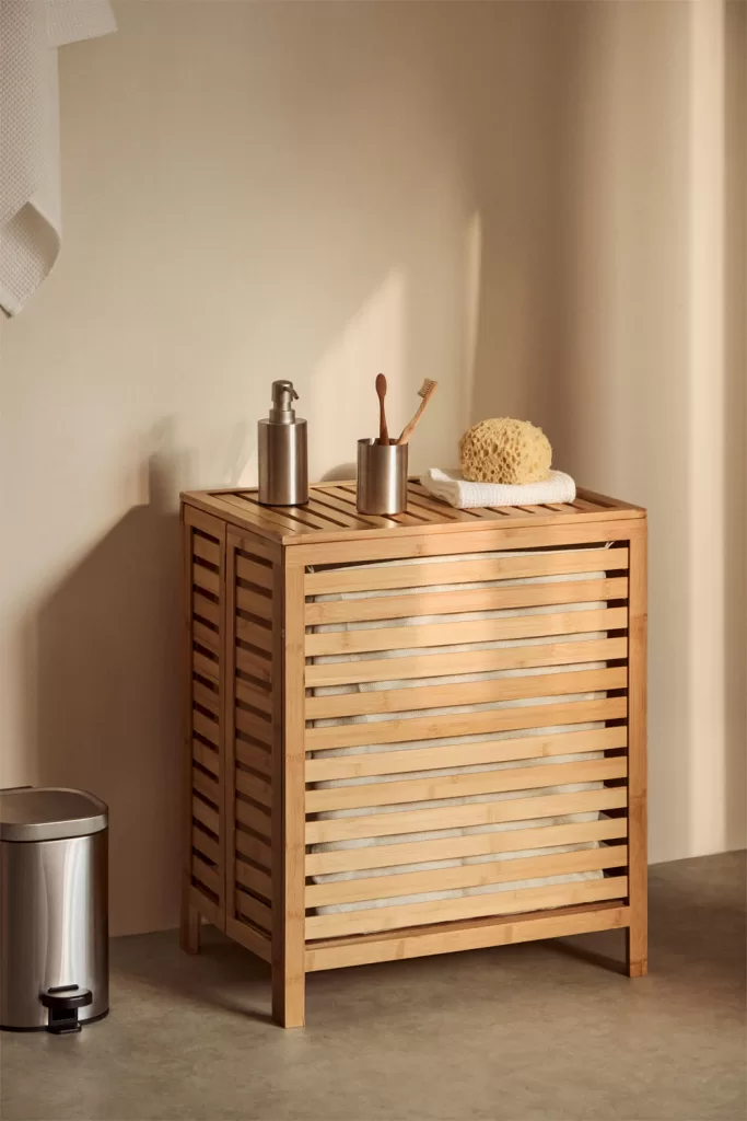 Cesto de colada en bambú natural con tapa para organizar lavadero muy pequeño manteniendo el orden visual y estético.