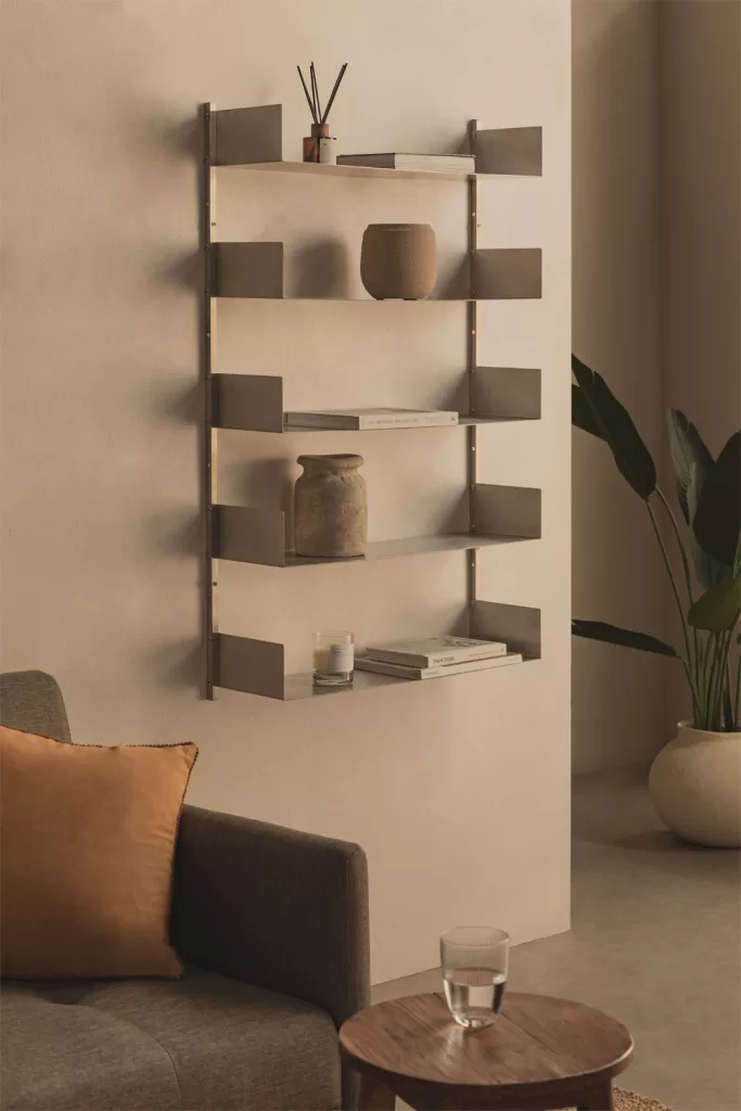 Organizar lavadero muy pequeño con estanterías flotantes metálicas en gris y accesorios decorativos minimalistas.