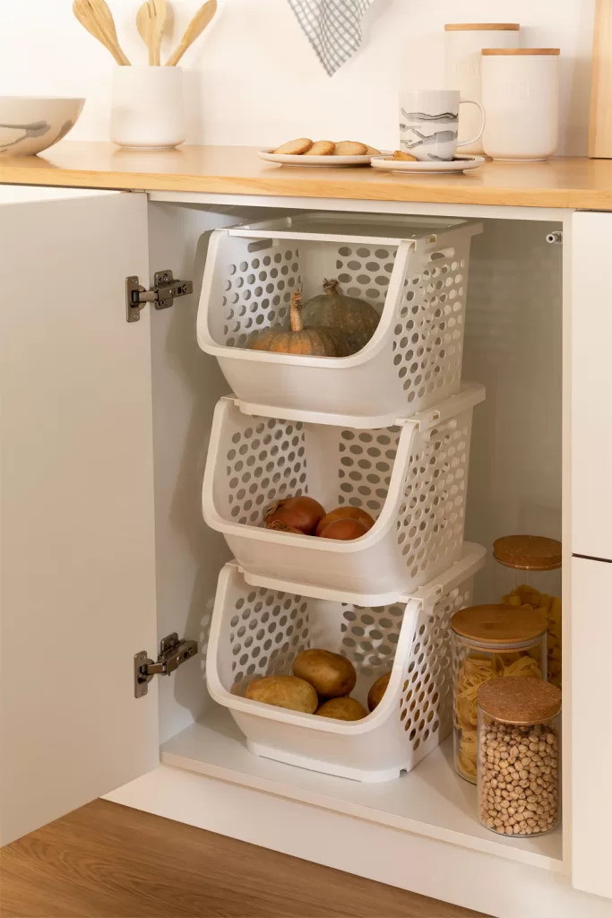 Weißer Auszugsorganizer in einem beigefarbenen Küchenunterschrank, ideal für zweifarbige und aufgeräumte Küchen