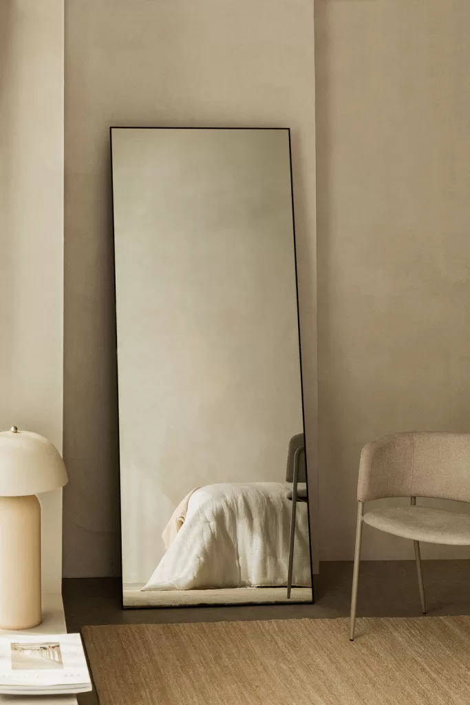 Espejo de cuerpo entero para decorar estudio 20 metros con luz, reflejos y tonos neutros